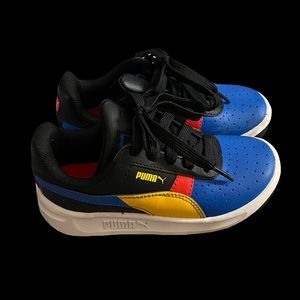 Kids puma sneakers